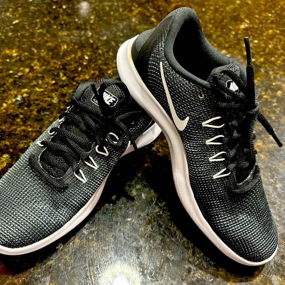 NIKE NWOB BLACK AND WHITE LADIES SHOE SIZE 7.5